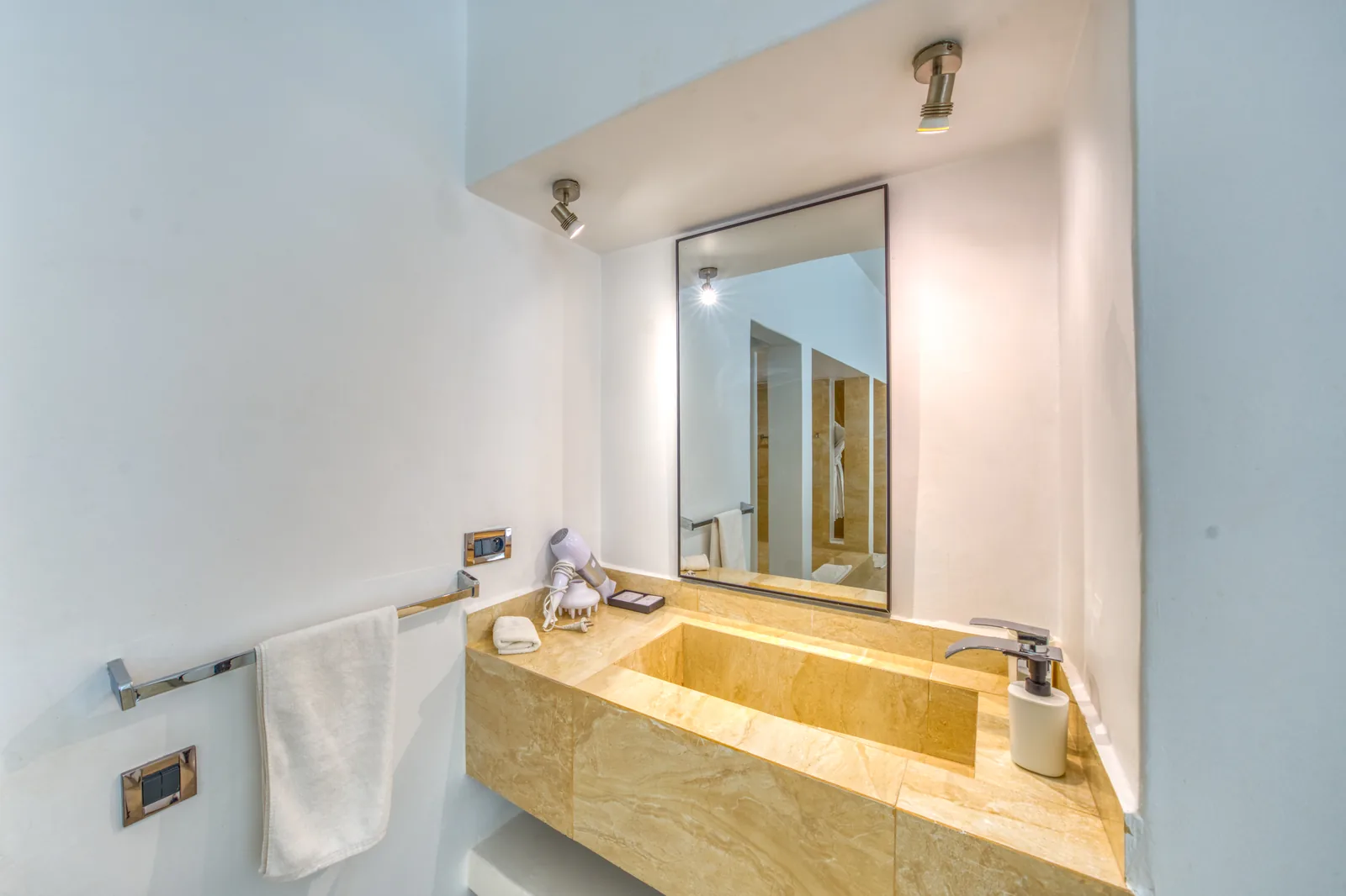 Villa Blanche bathroom