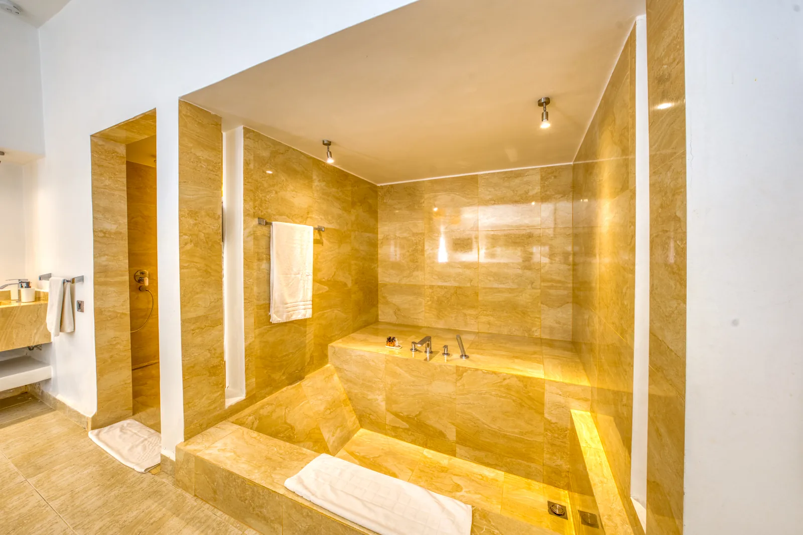 Villa Blanche bathroom