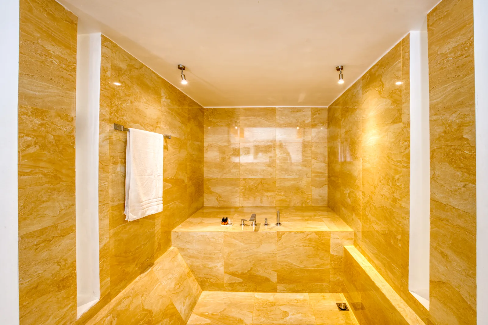Villa Blanche bathroom