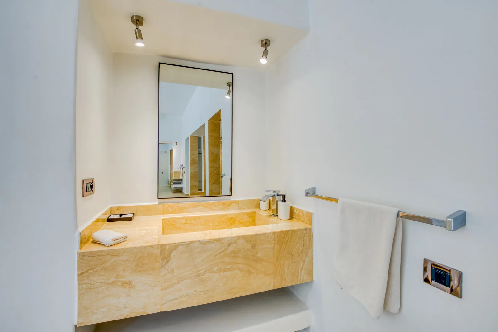 Villa Blanche bathroom