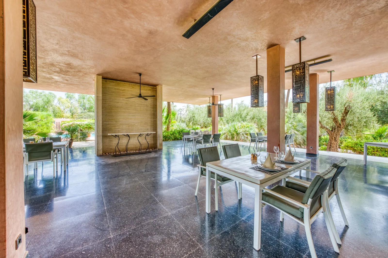 Le restaurant ouvert sur le jardin