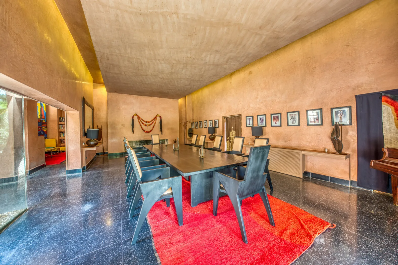 La grande table et sa collection d’art