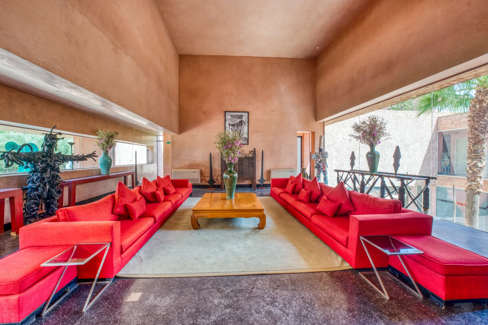 Les salons ouverts sur le domaine