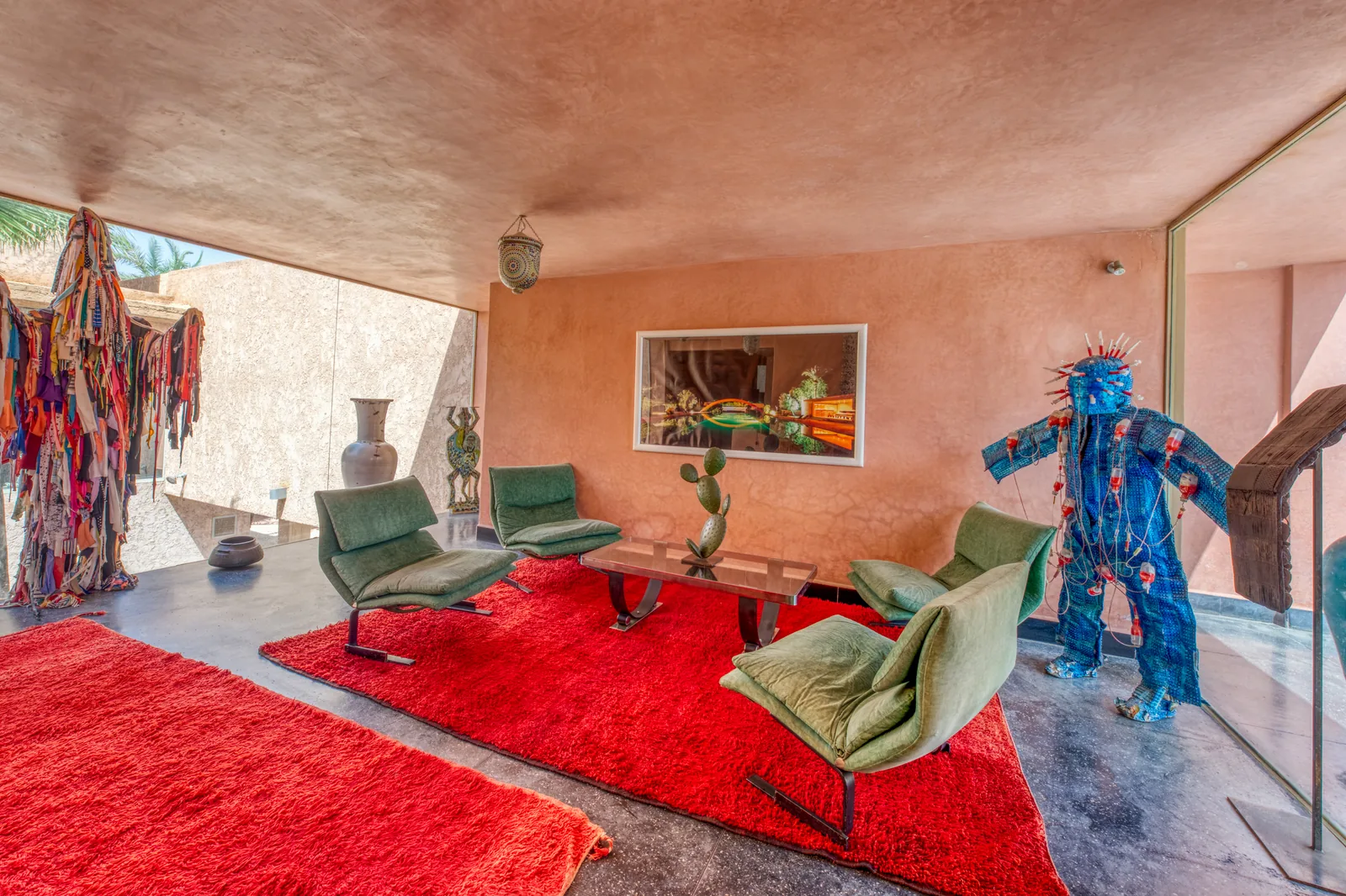 Sculptures et tapis dans les salons