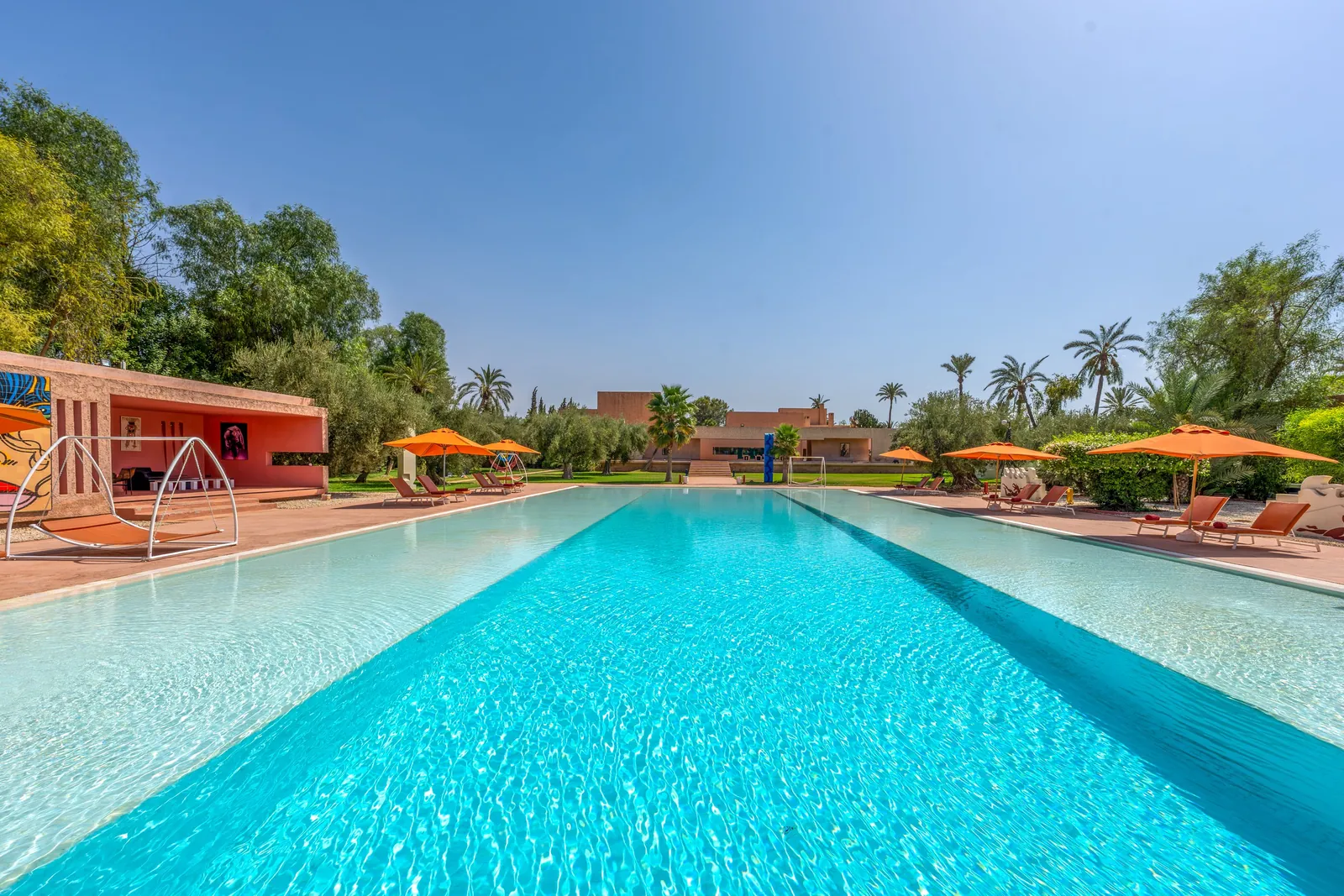 La grande piscine face aux jardins