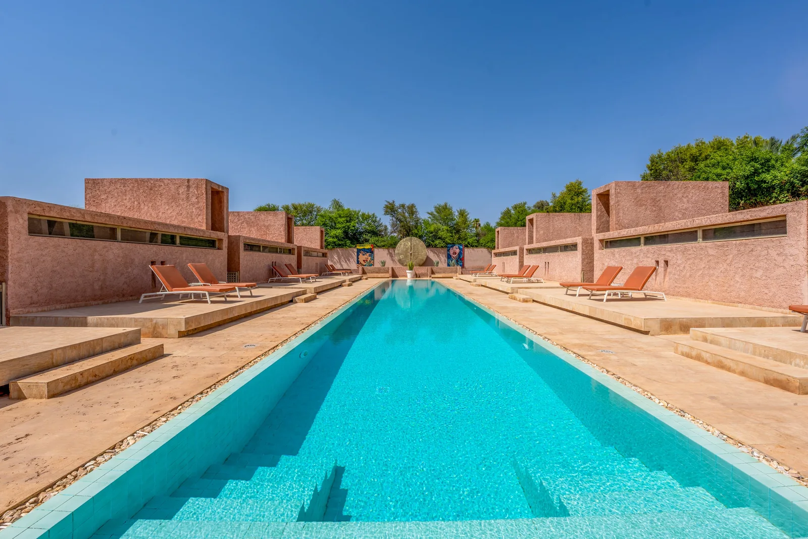 Perspective centrale sur la piscine