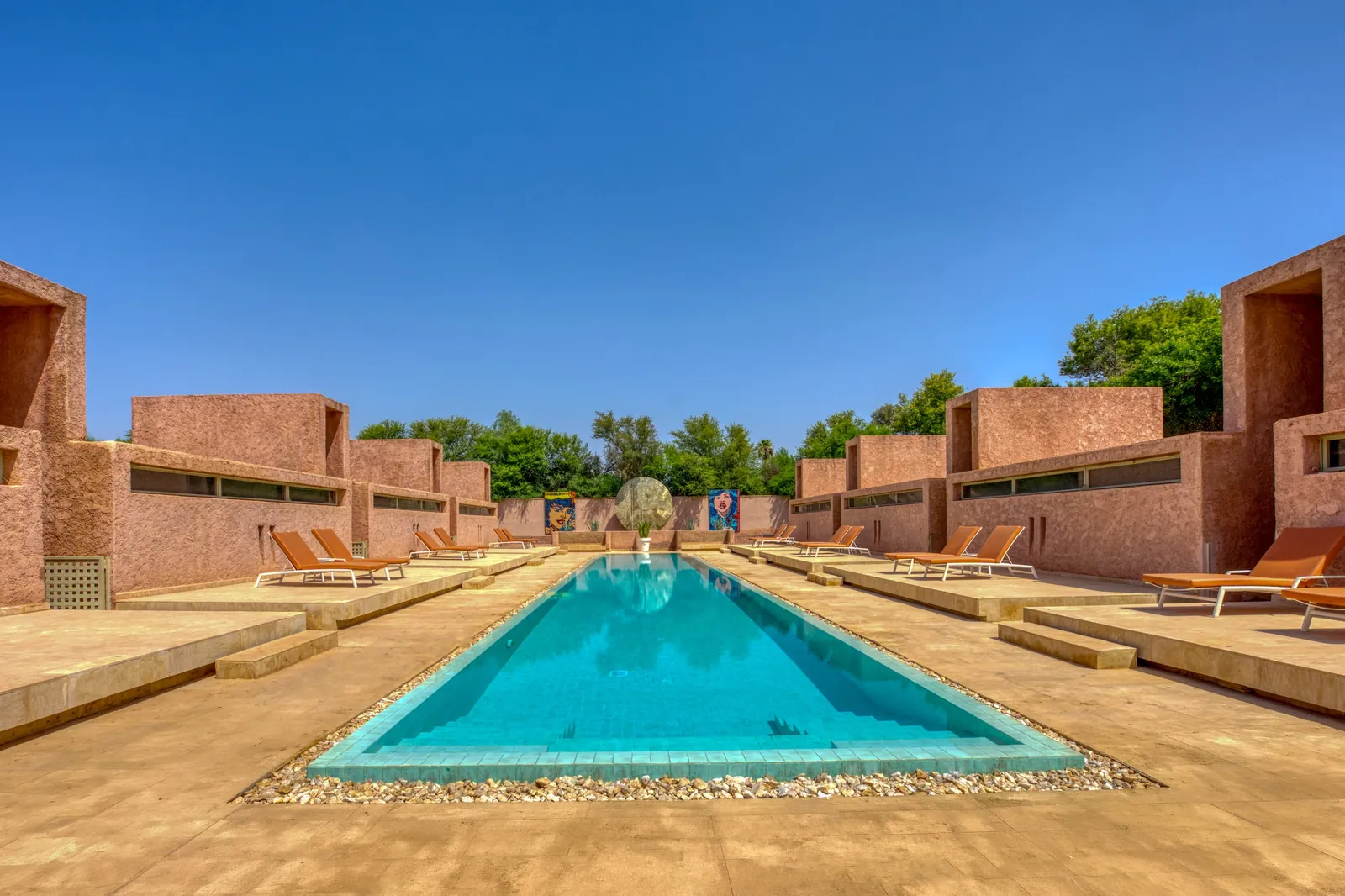 Piscine entre les pavillons